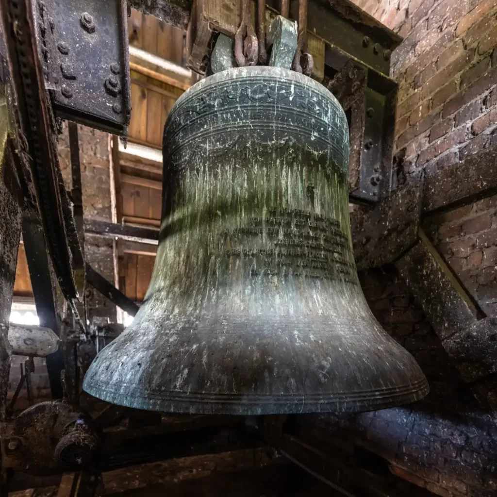 © Roger Lambrette. Cloche à battants vue de profil.