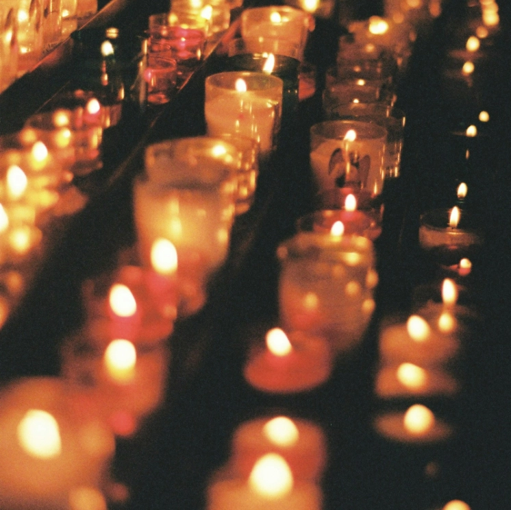 Photos de bougies dans des bocaux sur ce qui semble être des escaliers.