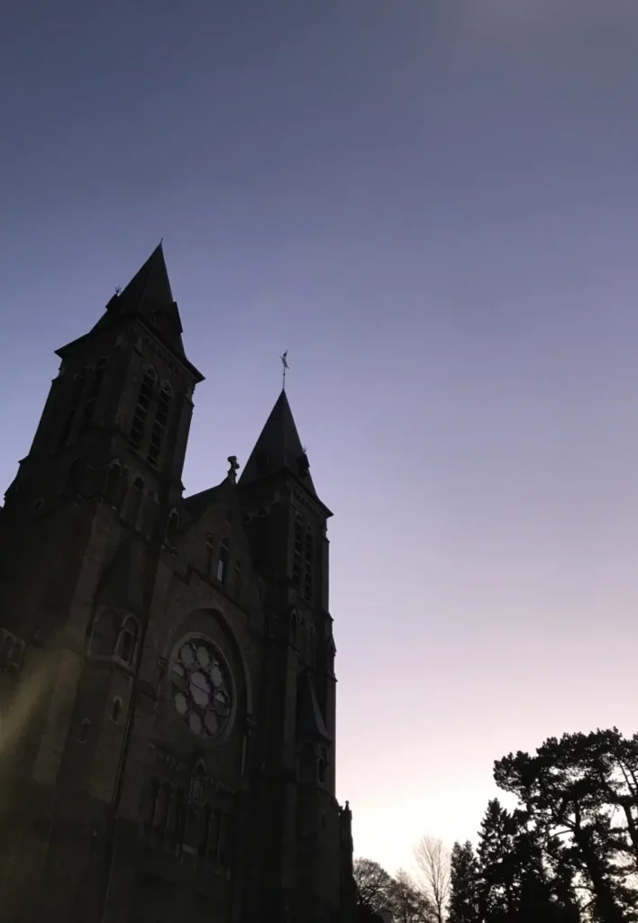 Les deux tours majestueuse de Sainte-Julienne à Verviers vues du Nord, au couché du soleil.